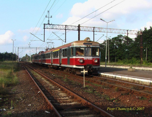 EN57-1536 opuszcza Jastrowie w drodze do Kołobrzegu. Uwagę zwraca przedział 1 klasy. Jastrowie, 11.08.2007 #kolej #lato #PKP #Jastrowie