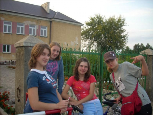 Ania, Monika, Kasia R. i ja przed budą;D