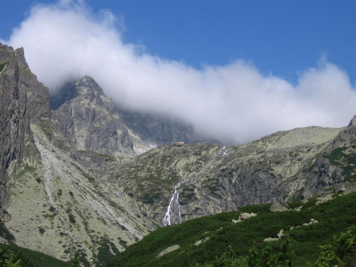 Dolina Małej Zimnej Wody. W oddali nad wodospadem Schronisko Teryego #Góry #Tatry