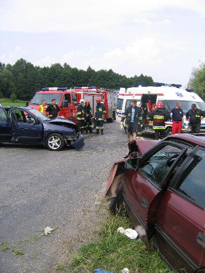 Wypadek dwóch samochodów osobowych Czernichów 07/08/2007
siły i środki:
GBA2/20 JRG3 PSP Kraków
GBA2/18 OSP Czernichów
SLRt BA1/01 OSP Czułówek
2 karetki KPR Kraków
Mi 2 R plus LPR Kraków
ZDJĘCIE Z STRONY www.psp.krakow.pl