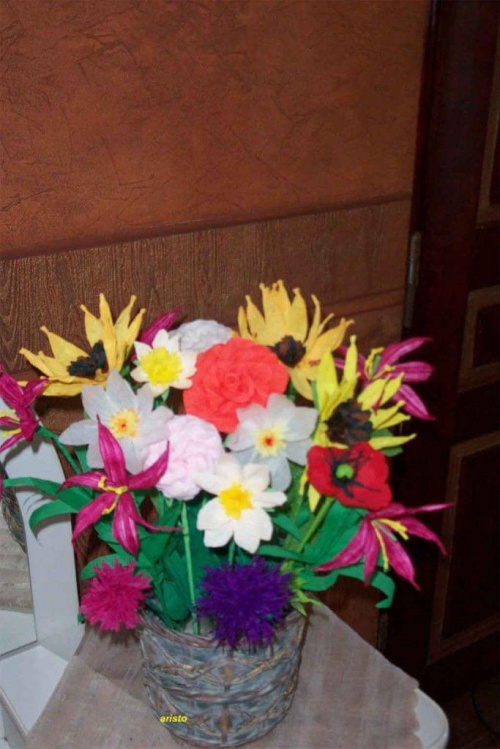 kompozycja kwiatow letnich, wykonana z bibuly, krepiny i twist art-u, wielkosc zblizona do naturalnej
( mak, slonecznik, dalia, liliowiec, aster) #BibulkoweKwiaty