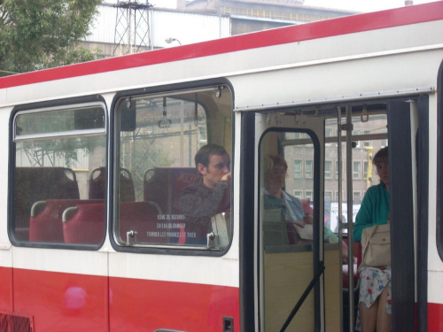 Ksiądz Popiełuszko z niejakim wahaniem opuszcza prowadzonego przeze mnie Berlieta. Trudno się dziwić- jazda ze mną zbliża do Boga ;)