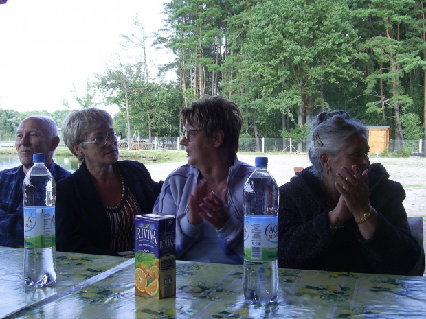 Część oficjalna zakończona, Marian skupiony, Elzbieta zasłuchana, Halina wpatrzona w plener, Maria organizatorów nagradza brawami. #Szkoła