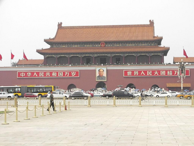 BEIJING - PLAC TIA NAN MEN - BRAMA DO ZAKAZANEGO MIASTA Z PORTRETEM MAO NA ŚRODECZKU...