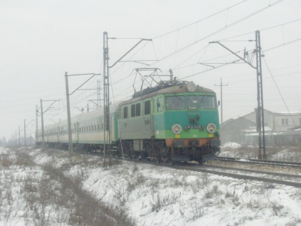 Pociąg pospieszny WARMIA R-53101 rel. Olsztyn Główny - Kraków Płaszów przejeżdża przez Ludwinów