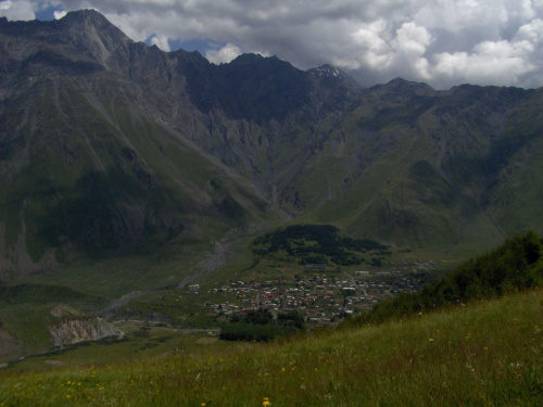 Wysokie góry Kaukazu. W dole miescowość Kazbegi.