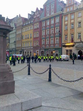 Pierwszy dzień wiosny. Manifestacja rasistów na rynku we Wro.