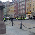 Pierwszy dzień wiosny. Manifestacja rasistów na rynku we Wro.