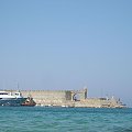 statek wyplywa ze starego portu:) #morze #Rodos #ruiny #statek #StareMiasto
