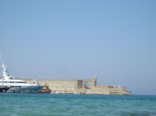 statek wyplywa ze starego portu:) #morze #Rodos #ruiny #statek #StareMiasto