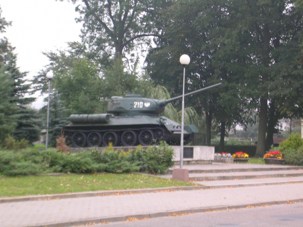 Czołg przed muzeum Wału Pomorskiego w Mirosławcu