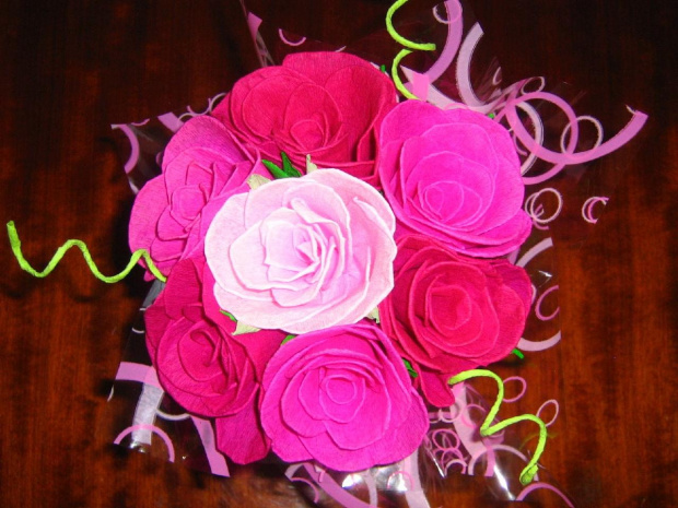 bukiet urodzinowy z 7 róż, 3 odcienie różu #bukiet #KwiatyZBibuły #handmade