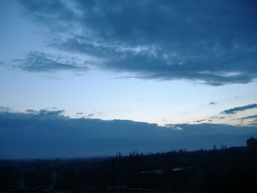 Zdjęcie z kwietnia 2006 #chmury #drzewa #góry #krajobrazy #niebo #zdjęcia #zachód #słońca #ZachódSłońca #samochód #humor