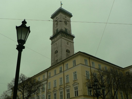 ratusz z wieżą z której można podziwiać panoramę Lwowa:)