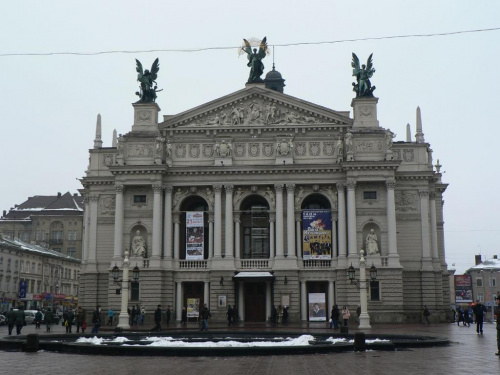 opera lwowska - rok po budowie osiadła 1 metr i architek się powiesił...
