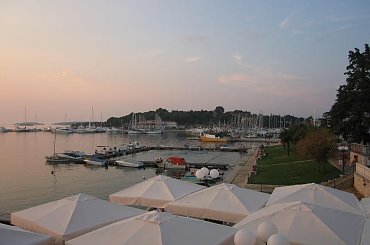 Widok z plaży przy hotelu Belveder na okoliczne wyspy. #wakacje #chorwacja #morze #zwiedzanie #upał #lody