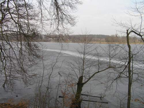 Jezioro Otomińskie - prawie całe skute lodem