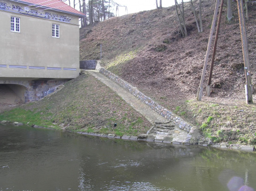 Elektrownia Rutki - tędy przenosi się kajaki, ktoś wreszcie pomyślał.