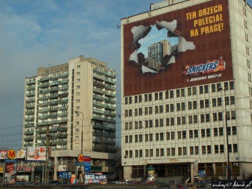 Reklama wisząca na budynku SGH w Warszawie.