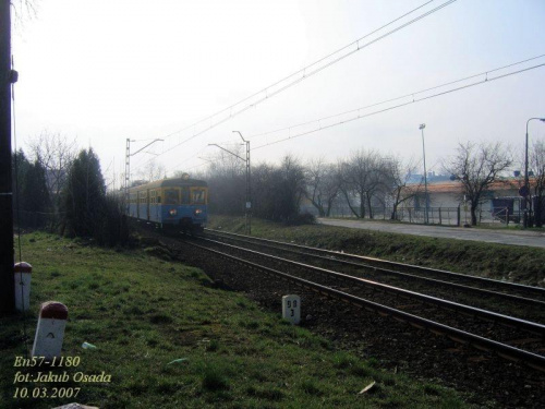 Jednostka EN57 jedzie w kierunku Opola Głównego z Opola Groszowice. #EN57KibelJednostkaPociąg