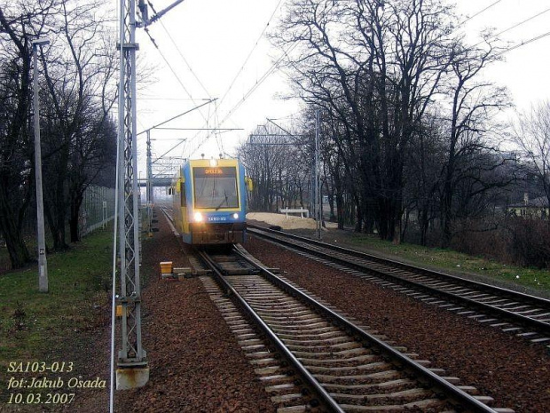 Szynobus Sa103-013 wjeżdża na stację Opole Zachodnie.