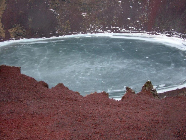 Niewielki krater z jeziorkiem na dole. Zaraz przy trasie Selfoss---->Geysir