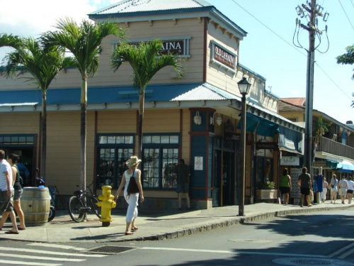 zajeżdżamy do prześlicznego miasteczka, dawnych wielorybników Lahaina, #chmury #ocean #wulkan #droga #Maui #Hawaje #cmentarz