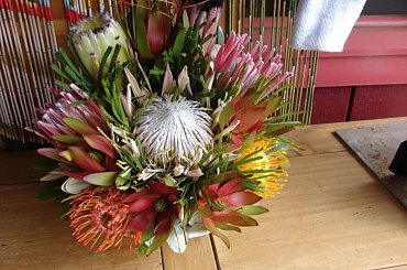 bukiet przed wejściem, wizytówka restauracji #pies #droga #Hawaje #wyspa #dom #wulkan