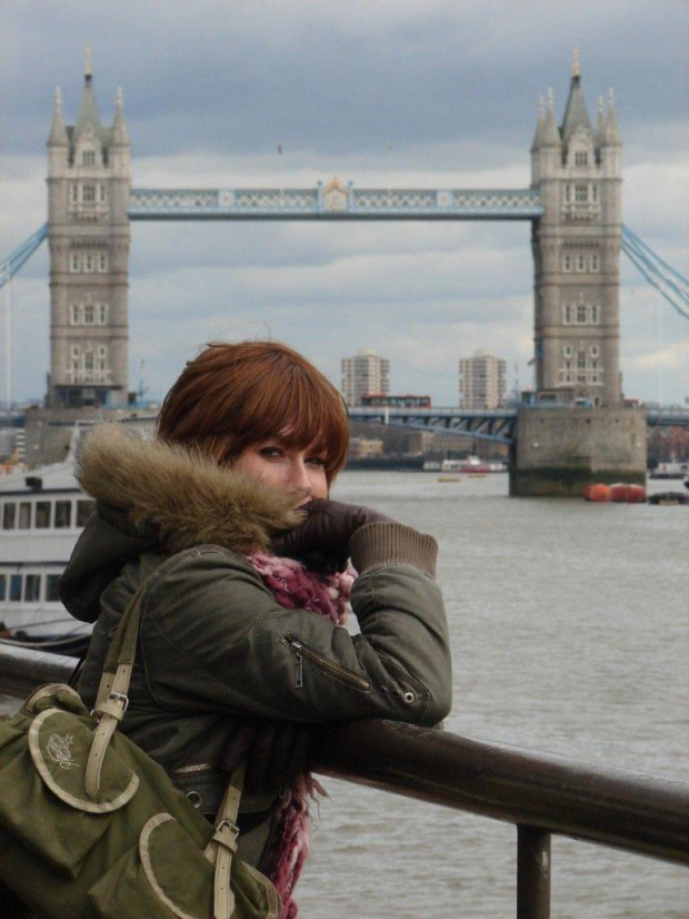 A to ja:) na tle Tower Bridge