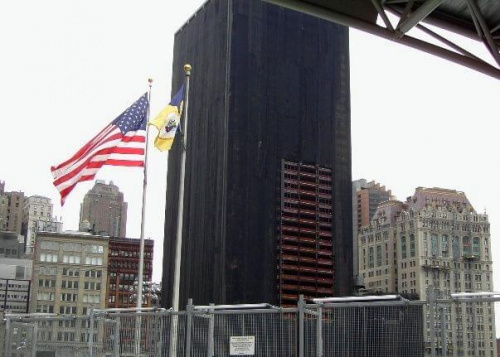 to jest budynek ktory jest calutki spalony. jest to rozbiorki, owineli go takimi siatkami zeby sie nie rozsypal. obok WTC.