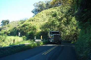 droga do Hana ma liczne zakręty, mosteczki i jest dosć wąska, kolas na nas leci a starch w gardle ścisnał, #wyspy #Maui #Hawaje #Hana