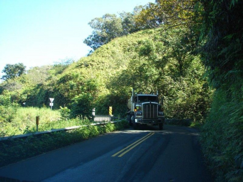 droga do Hana ma liczne zakręty, mosteczki i jest dosć wąska, kolas na nas leci a starch w gardle ścisnał, #wyspy #Maui #Hawaje #Hana