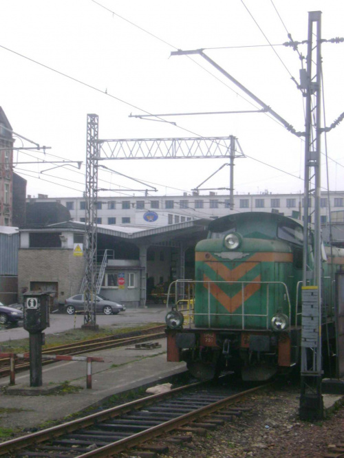 Diesel zaprzęgany do wyciągania wagonów pocztowych z poczty #kolej #Katowice
