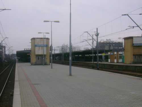 Perony na Dworcu w Katowicach, tu widać czwarty i kawałek trzeciego #kolej #Katowice
