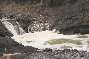 zakłócenie, fale oceanu są wypierane przez wodę z wodospadu, #Hana #droga #Hawaje #Maui #wyspy #egzotyka